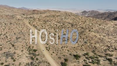 Véhicule 4x4 Conduisant Sur La Route Du Désert D1275 Près Du Col De Spreetshoogte, Namibie - Vidéo Par Drone