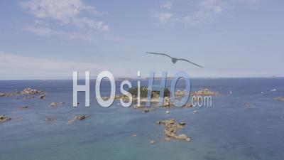 Vidéo Par Drone De Trégastel, Castel Costaeres, En Arrière-Plan Les Sept Îles