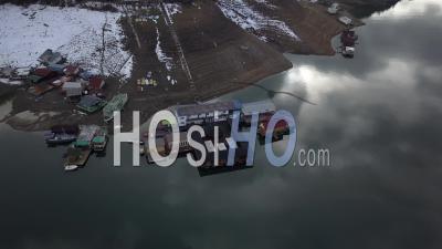Le Lac Lacul Rosu Et Les Les Maisons Flotantes, En Hiver, Vidéo Drone