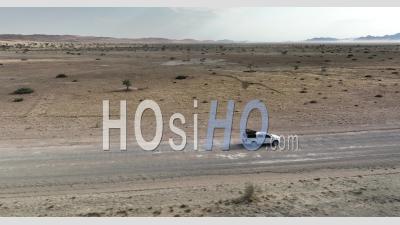 Quatre Roues Motrices 4x4 Sur La Route Du Désert C19 Vers Sossusvlei, À Proximité Du Parc Namib Naukluft, Sesriem, Namibie - Vidéo Par Drone