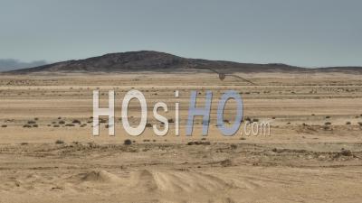 Paysage Désertique Nuageux De La Route C35 À Henties Bay, Namibie - Vidéo Par Drone