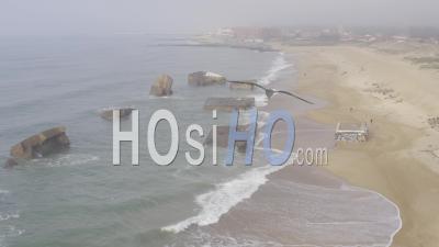 Vue Drone De Capbreton Dans La Brume, Bunkers Dans L'océan