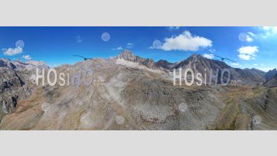 Paysage De Montagne Dans La Chaîne De Montagnes Des Cerces, Vu Depuis Un Drone