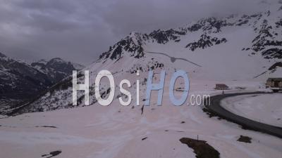 Dans Les Alpes, Neige Colorée Après Le Passage D'un Nuage De Sable Du Sahara, Vidéo Par Drone