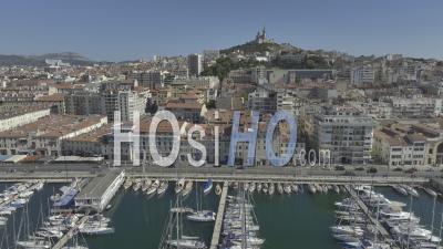 Vieux-Port Et Basilique Notre-Dame-De-La-Garde En été, Marseille, Bouches-Du-Rhône, France - Vidéo Par Drone