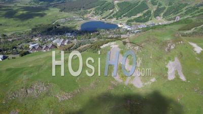 La Station De Super Besse Et Le Puy De Chambourguet (cratère D'un Ancien Volcan) Dans Le Massif Central, France, Vidéo Par Drone