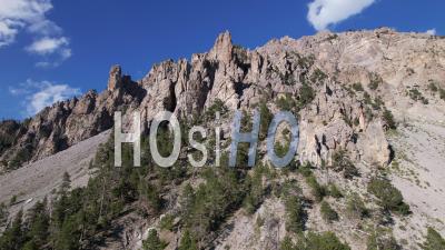 Relief Ruiniforme Au Pied De La Chaîne De Montagnes Du Lasseron, Alpes, France, Vidéo Par Drone