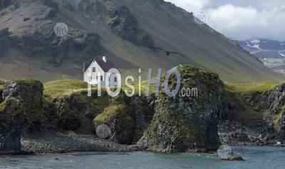 Maison Islandaise Typique Au Pied Des Montagnes