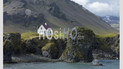 Maison Islandaise Typique Au Pied Des Montagnes