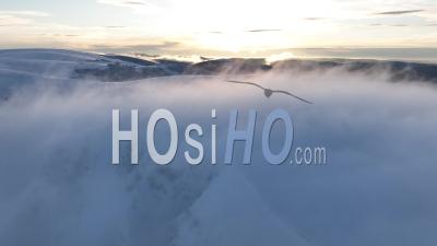 Montagne Des Vosges Enneigées Au Coucher Du Soleil - Vidéo Par Drone