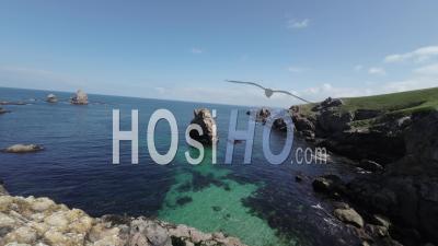 Falaises Sauvages Et Vues Sur L'océan Atlantique Avec De L'eau Transparente - Vidéo Par Drone