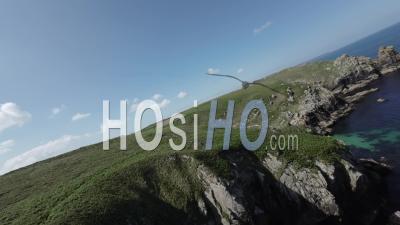 Falaises Sauvages Et Vues Sur L'océan Atlantique Avec De L'eau Transparente - Vidéo Par Drone