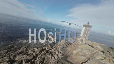 Phare De Kermorvan Sur L'océan Atlantique - Vidéo Par Drone