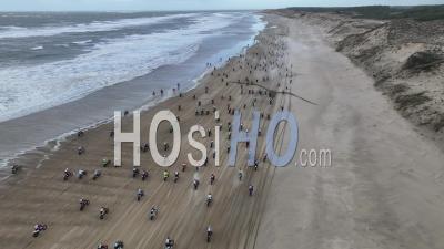 Course De Motocross Sur Une Plage En Hiver - Vidéo Par Drone