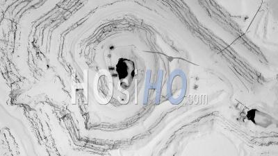 Vue Aérienne D'une Fosse À Ciel Ouvert Pour L'extraction De Minerai De Fer En Hiver - Vidéo Par Drone