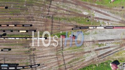 Vue Aérienne Des Voies Ferrées Et Des Trains De Marchandises De La Gare - Vidéo Prise Par Drone