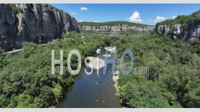 Défilé De Ruoms Et La Rivière Ardèche, Gorges De L'ardèche, France - Vidéo Par Drone