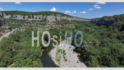 Défilé De Ruoms Et La Rivière Ardèche, Gorges De L'ardèche, France - Vidéo Par Drone