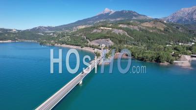 Le Pont De Savines Traversant Le Lac De Serre-Ponçon., Vu Depuis Un Drone