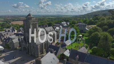 Locronan, Un Village Typique De Bretagne Par Une Matinée D'été Calme Et Ensoleillée - Vidéo Prise Par Drone