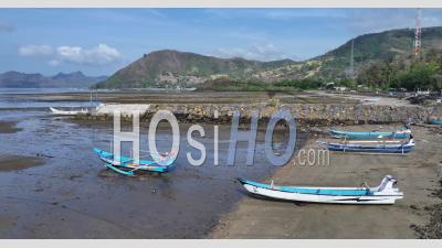 Bateaux De Pêche Dans La Baie De Blongas, Au Sud De Lombok, Indonésie – Vidéo Prise Par Drone