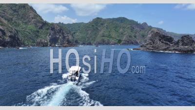 Suivi D'un Bateau De Plongée Et D'un Paysage Marin Sauvage à Blongas Bay, Au Sud De Lombok, En Indonésie - Vidéo Prise Par Drone