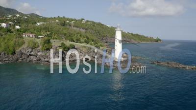 Le Phare De Vieux-Fort : Un Phare Sur Des Eaux Tranquilles - Vidéo Prise Par Drone