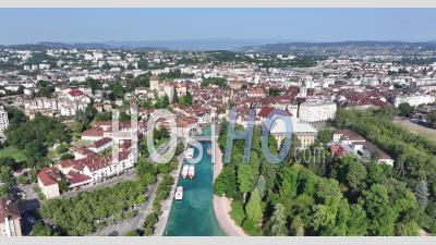 La Ville D'annecy Et Le Quai Napoléon Iii Au Bord Du Lac Et Du Thiou - Vidéo Par Drone