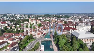 La Ville D'annecy Et Le Quai Napoléon Iii Au Bord Du Lac Et Du Thiou - Vidéo Par Drone