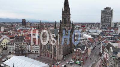 Centre De Mulhouse Avec Temple Et Tour - Vidéo Prise Par Drone