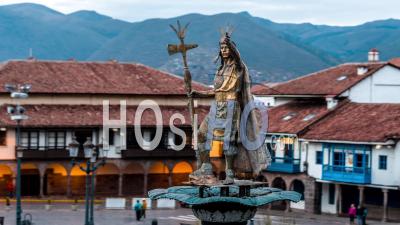 Pachacuti, 9ème Roi Sapa Inca, Statue à La Plaza De Armas, Cusco Par Drone