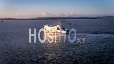 Ferry Quittant Le Port De Portsmouth, Portsmouth, Vidéo Drone