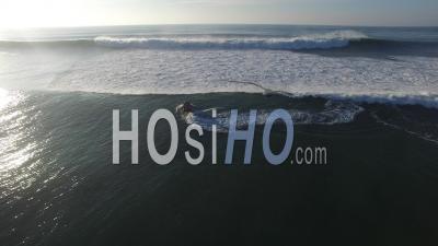 Jet Ski Et Surfeur Sur L'océan Atlantique - Vidéo Drone