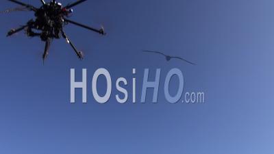 Drone Octocoptère En Vol Sur Canal