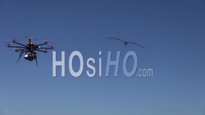 Drone Octocoptère En Vol Avec Nacelle Trois Axes