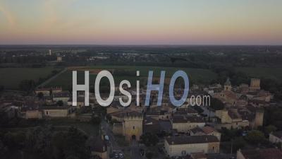 Vue Aérienne De Rions Village, Ville Fortifiée, Dans Le Vignoble Bordelais, Rions, Gironde, France - Vidéo Drone