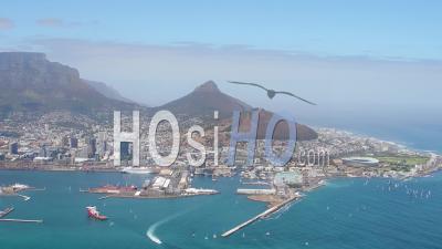 Cape Town, V Et Un Front De Mer Et La Montagne De La Table Filmés En Hélicoptère